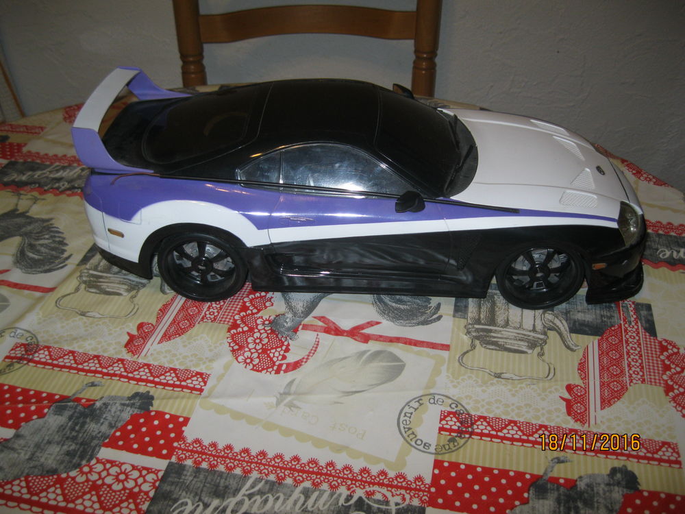 Voiture t&eacute;l&eacute;command&eacute;e Jeux / jouets