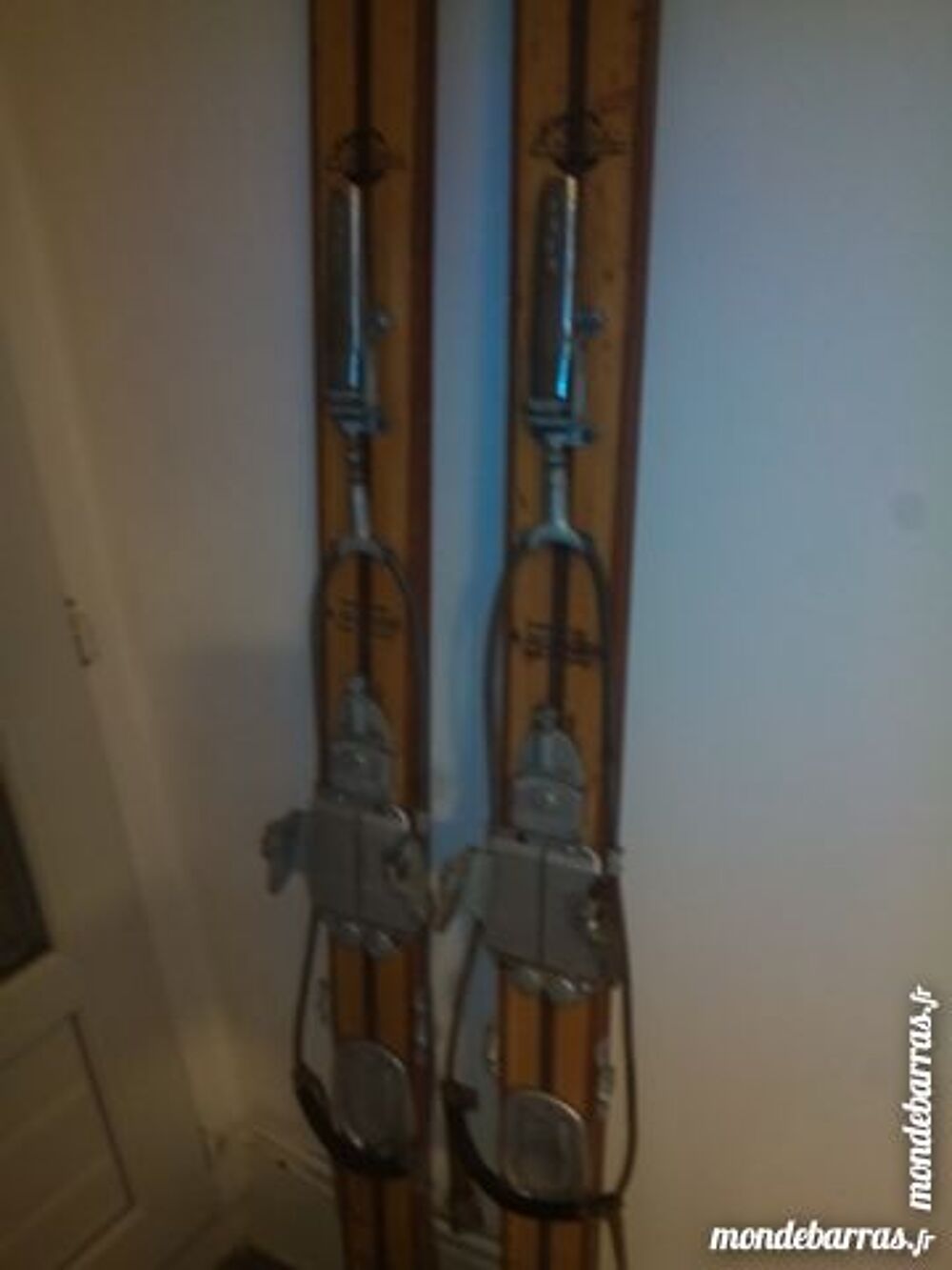 Lot de skis anciens en bois Meubles