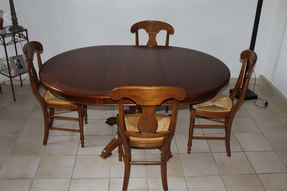 table SAM merisier massif et c4 chaises en excellent &eacute;tat- Meubles