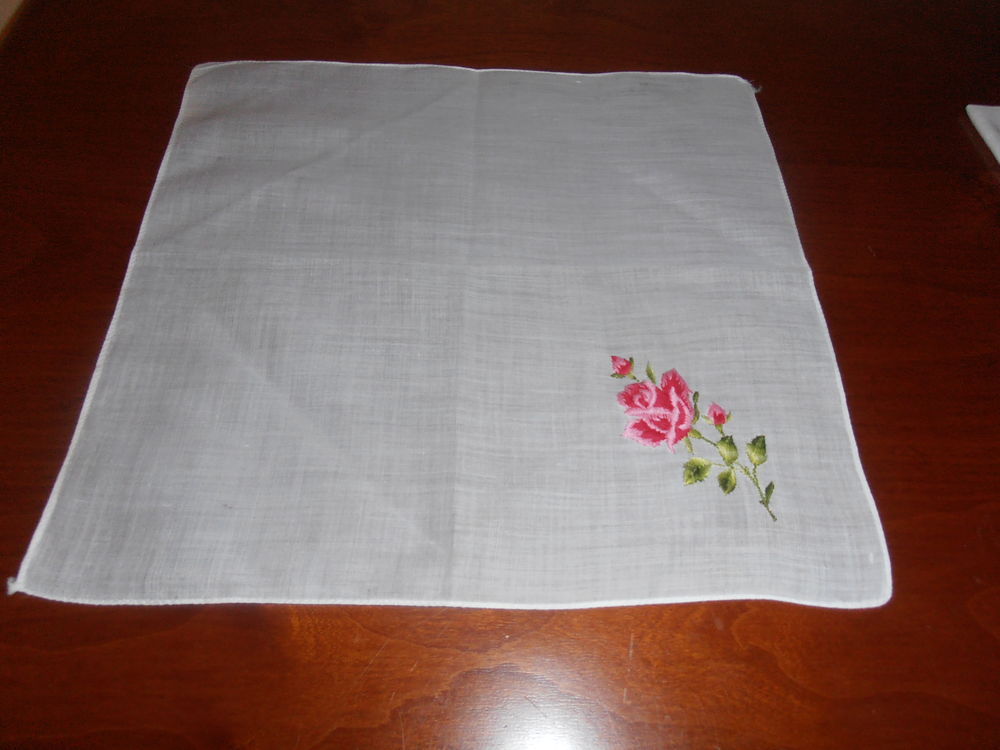 2 Mouchoirs brod&eacute;s motifs roses (79) Vêtements