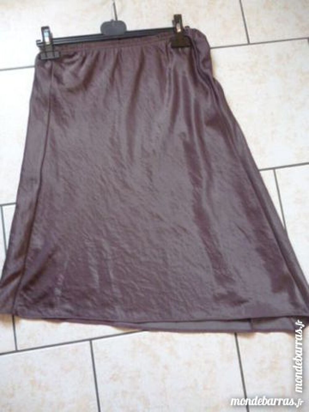 Jupe mi-longue effet satin Taille 42 NEUVE Vêtements