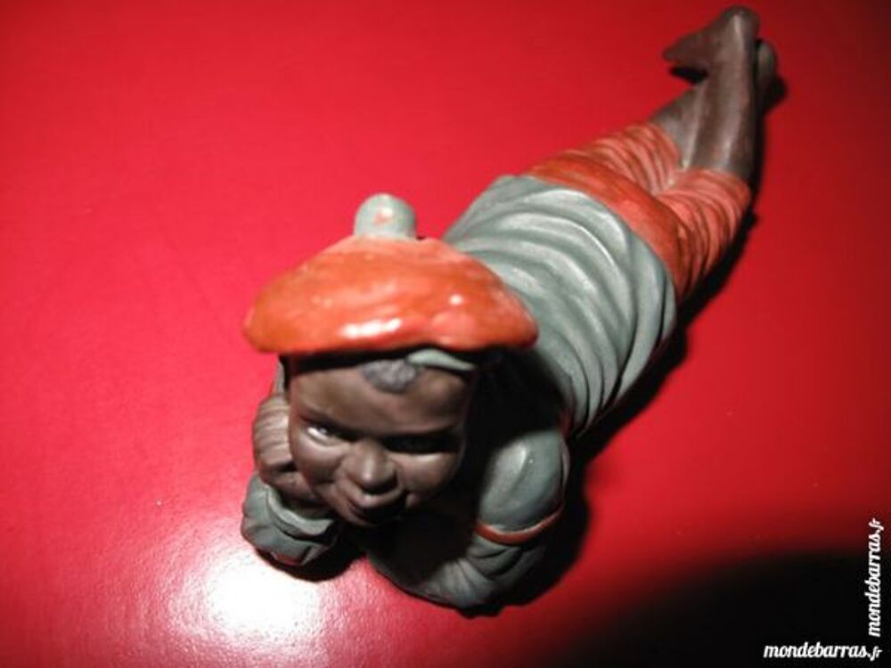 Statuette r&eacute;sine jeune homme allong&eacute; Jeux / jouets