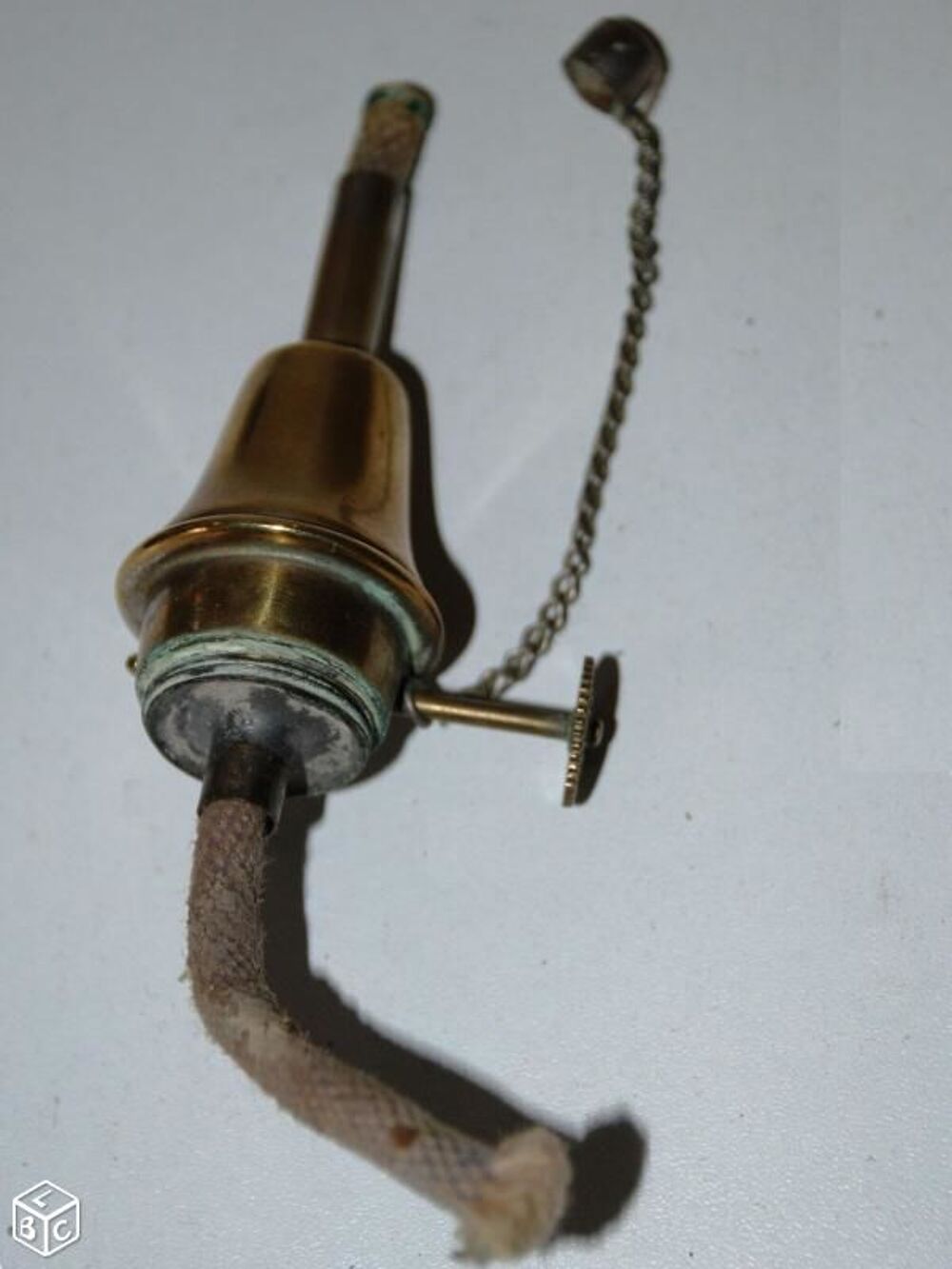 Ancienne et belle lampe &agrave; huile en laiton Décoration