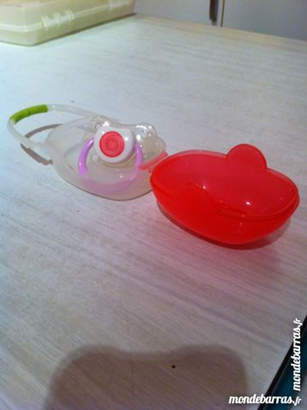 Range t&eacute;tine qui s'accroche &agrave; la poussette Puériculture