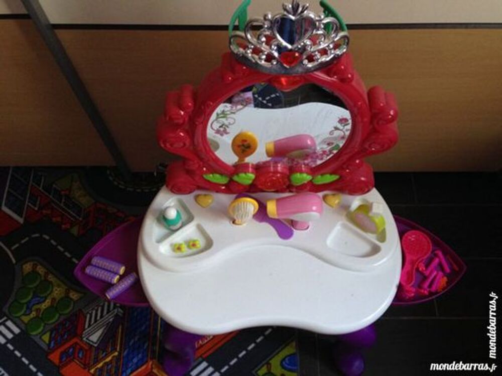 Jolie petite coiffeuse + t&ecirc;te &agrave; coiffer Jeux / jouets