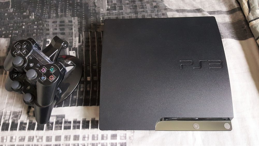 Playstation 3 slim + 7 jeux + 2 manettes Consoles et jeux vidéos