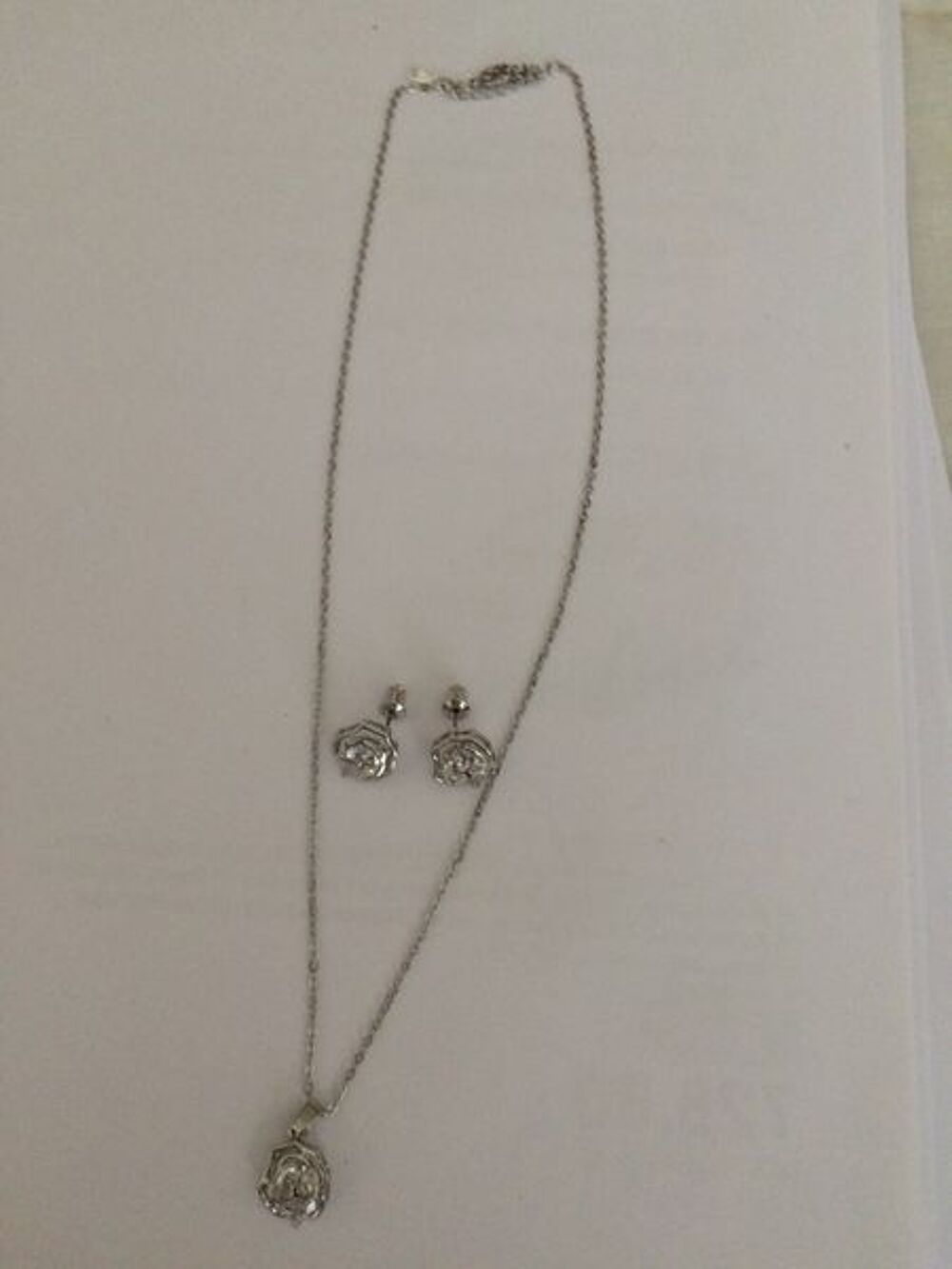 VEND PARURE OFFERTE EN DOUBLE Bijoux et montres