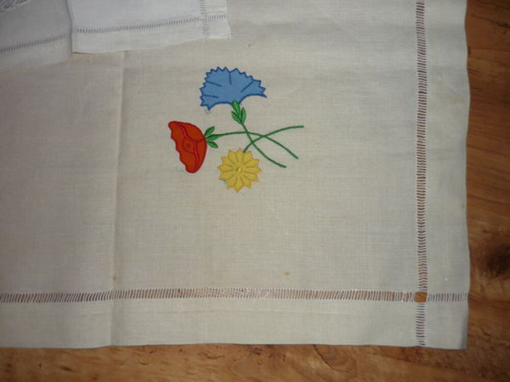 nappe et serviette brod&eacute;es main Décoration