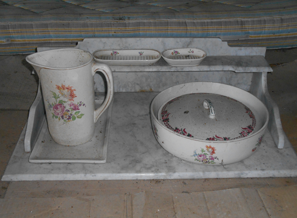 ancien meuble de salle de bain avec dessus en marbre Meubles