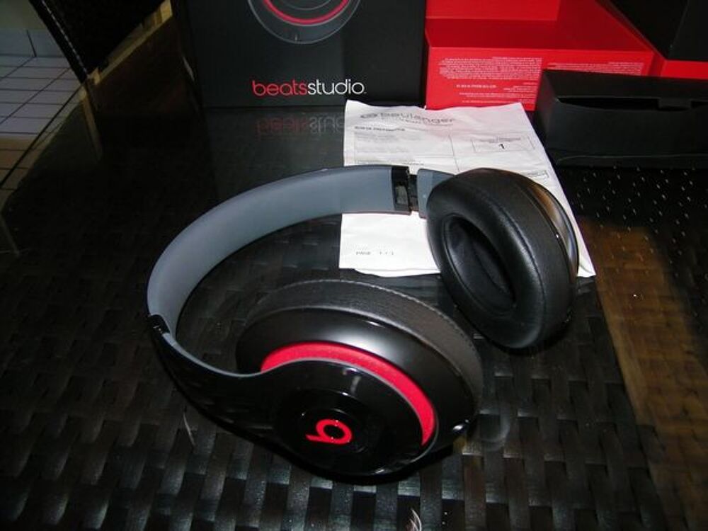 Casque Beats New Studio noir rouge Tr&egrave;s bon &eacute;tat Audio et hifi