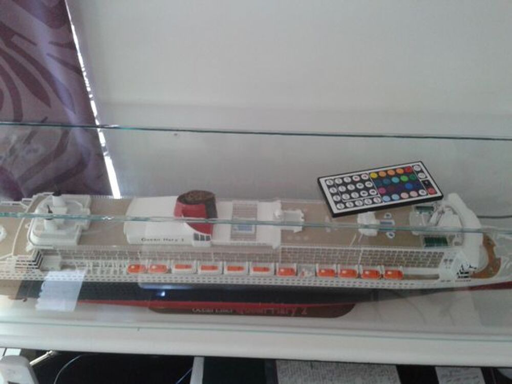 MAQUETTE de QUEEN MARY 2 Décoration