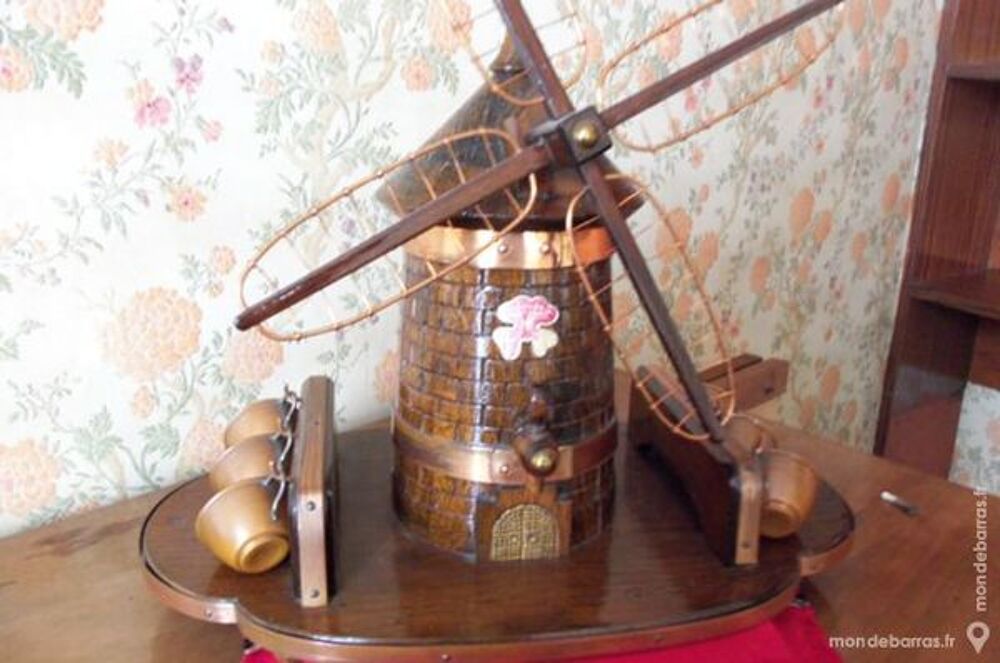 Moulin en bois sur un socle Décoration