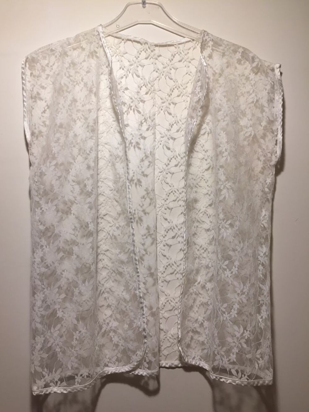 PETITE VESTE EN DENTELLE BLANCHE Vêtements