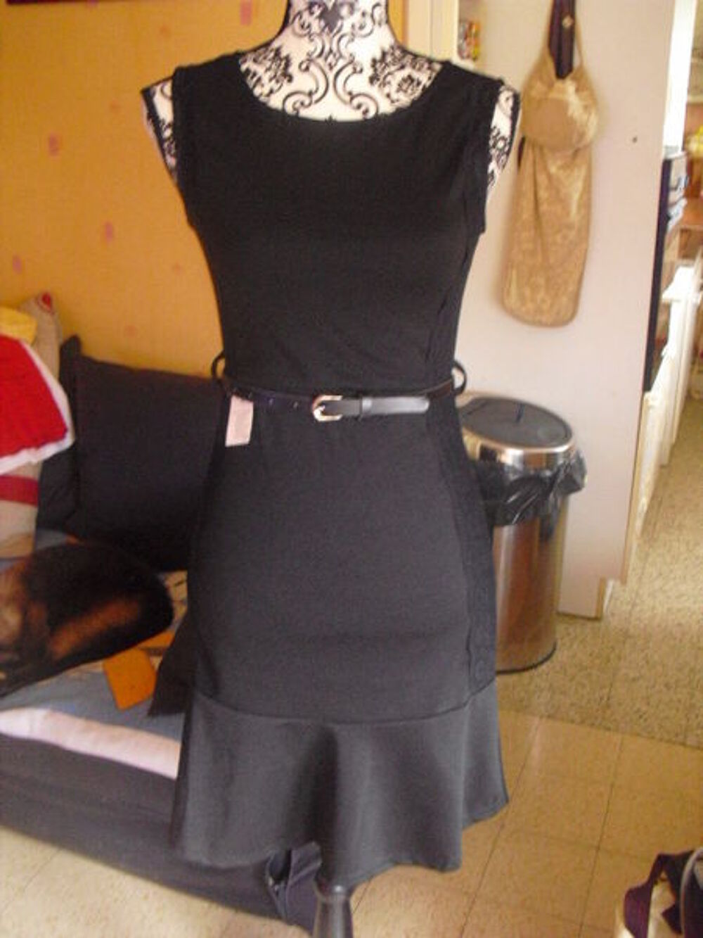 robe noire dentelles avec ceinture NEUVE encore &eacute;tiquette T1 Vêtements