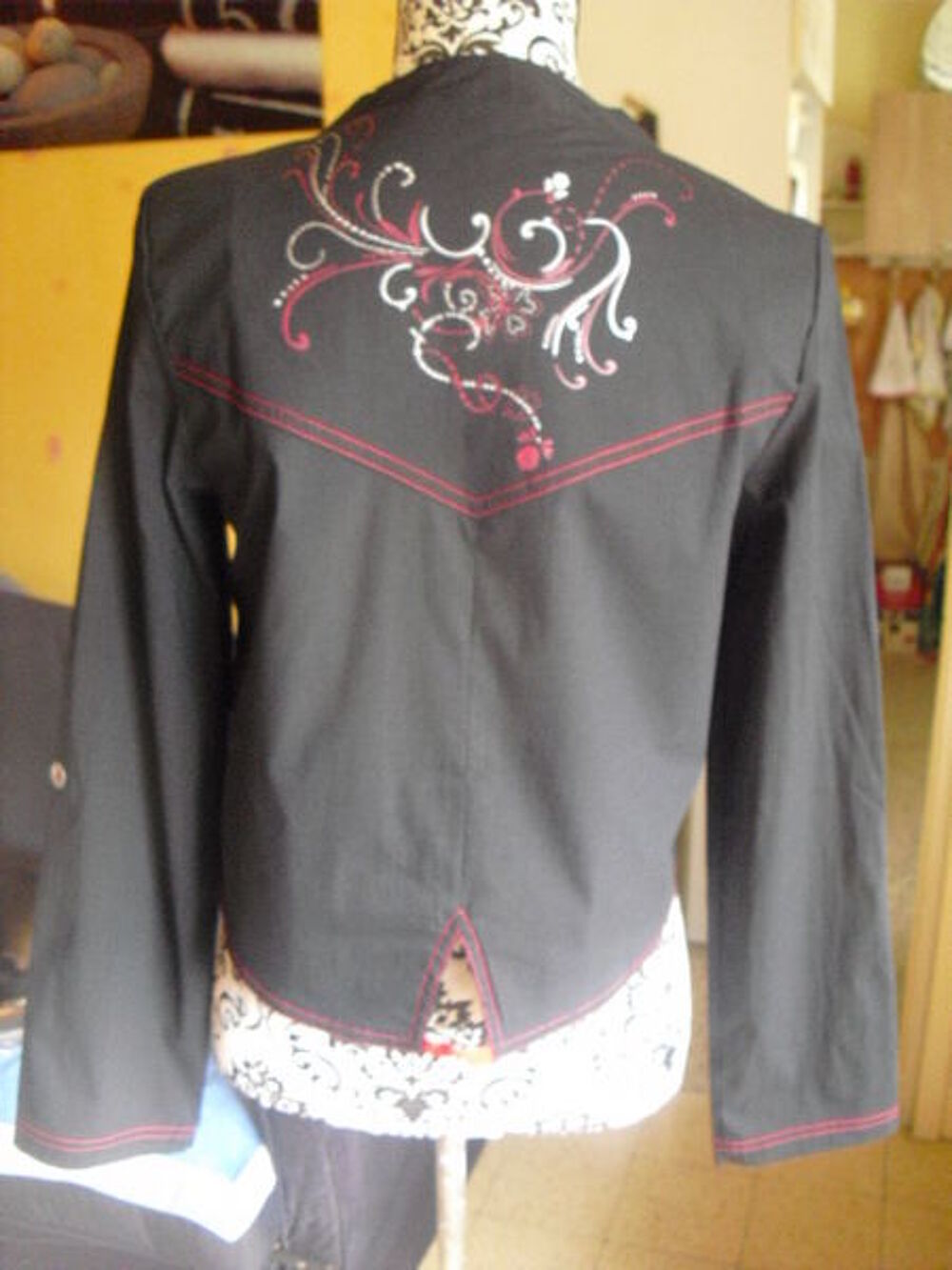 veste courte noire surpiqures rouge NEUVE TAILLE 38 Vtements