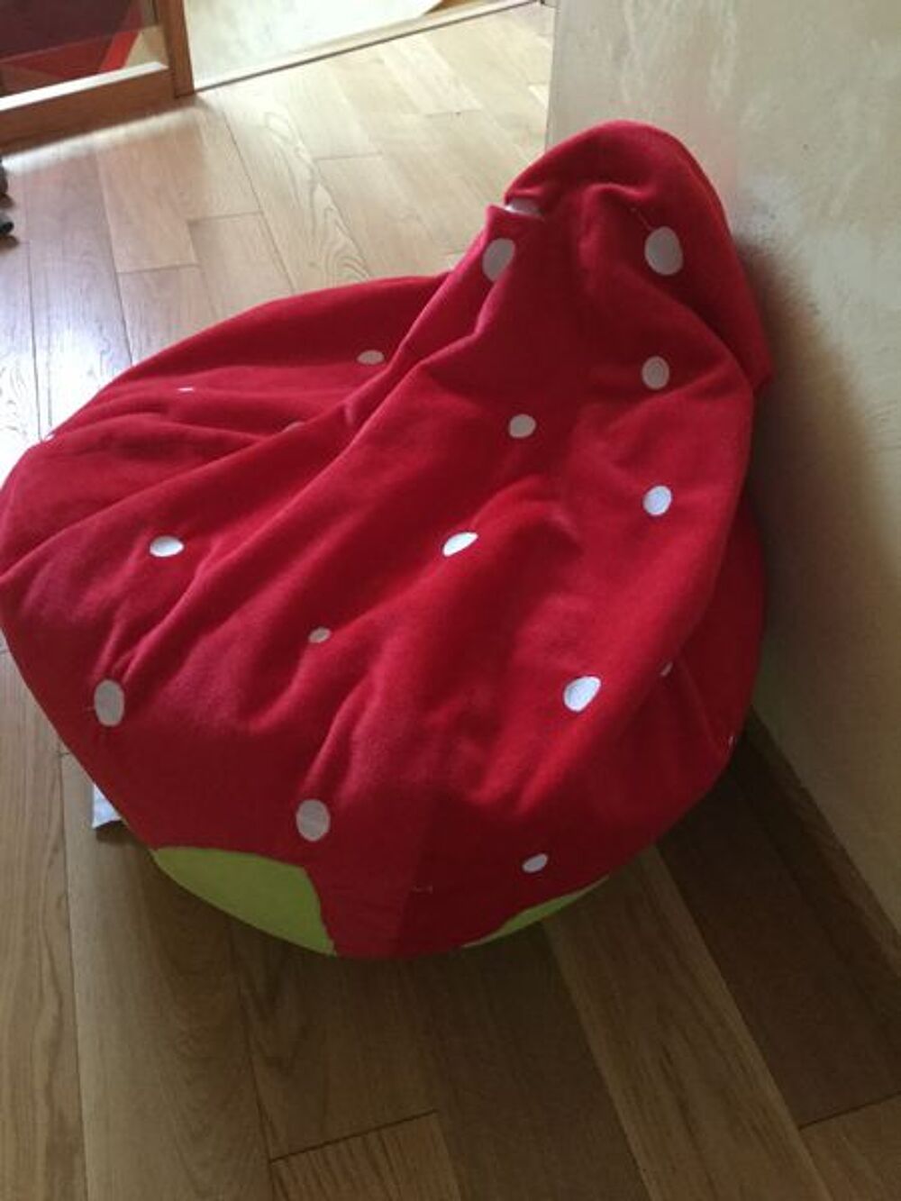 Pouf en. Forme. De fraise Mobilier enfants