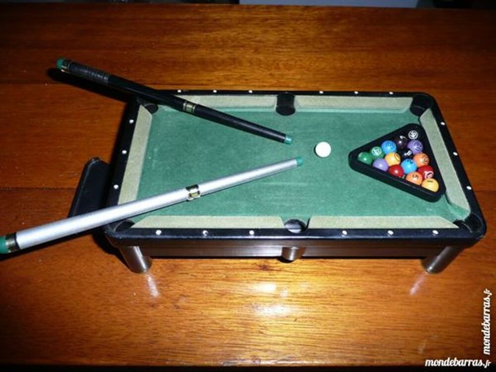 Mini billard de table avec deux cannes Jeux / jouets