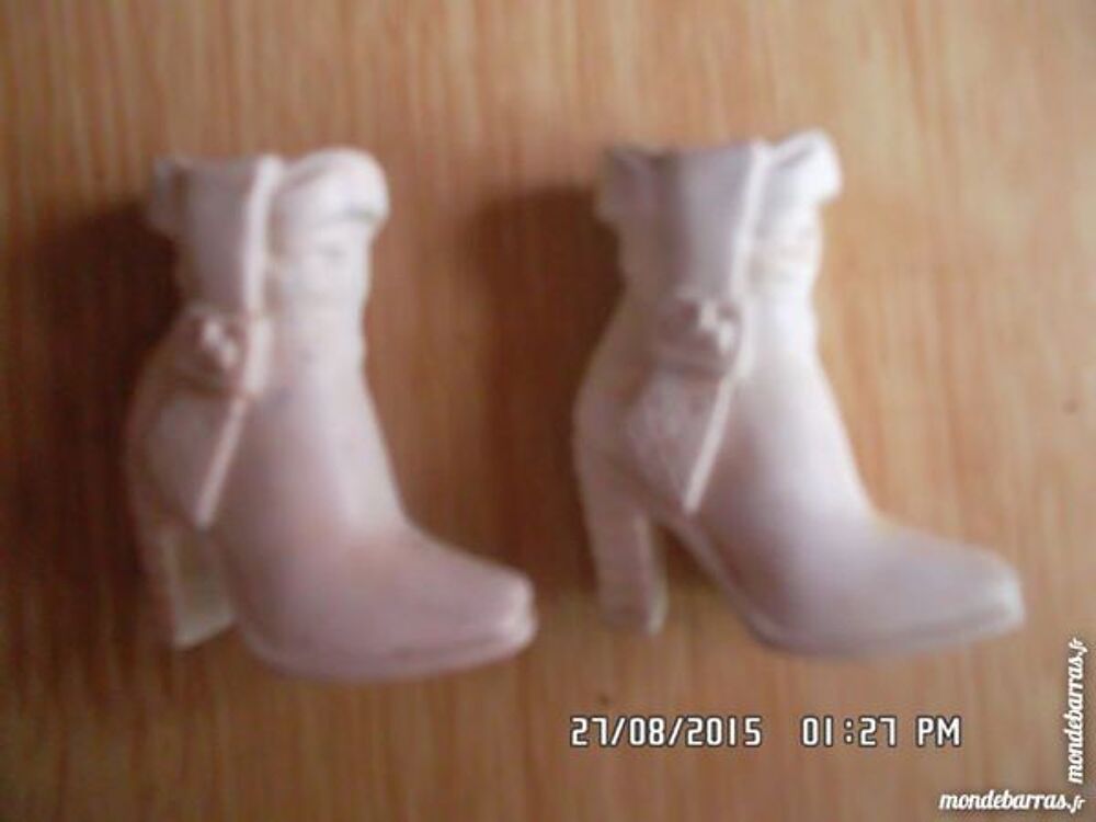 PETITES BOTTES BLANCHES Jeux / jouets
