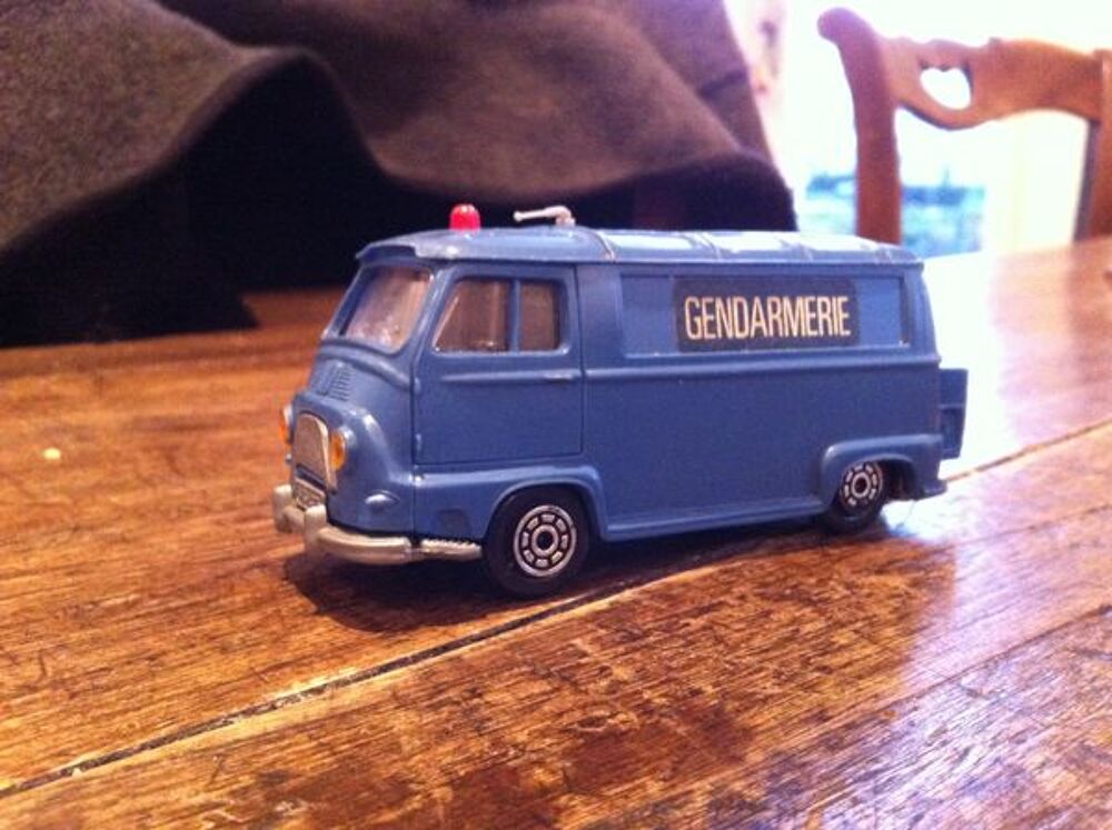ESTAFETTE RENAULT NOREV police 