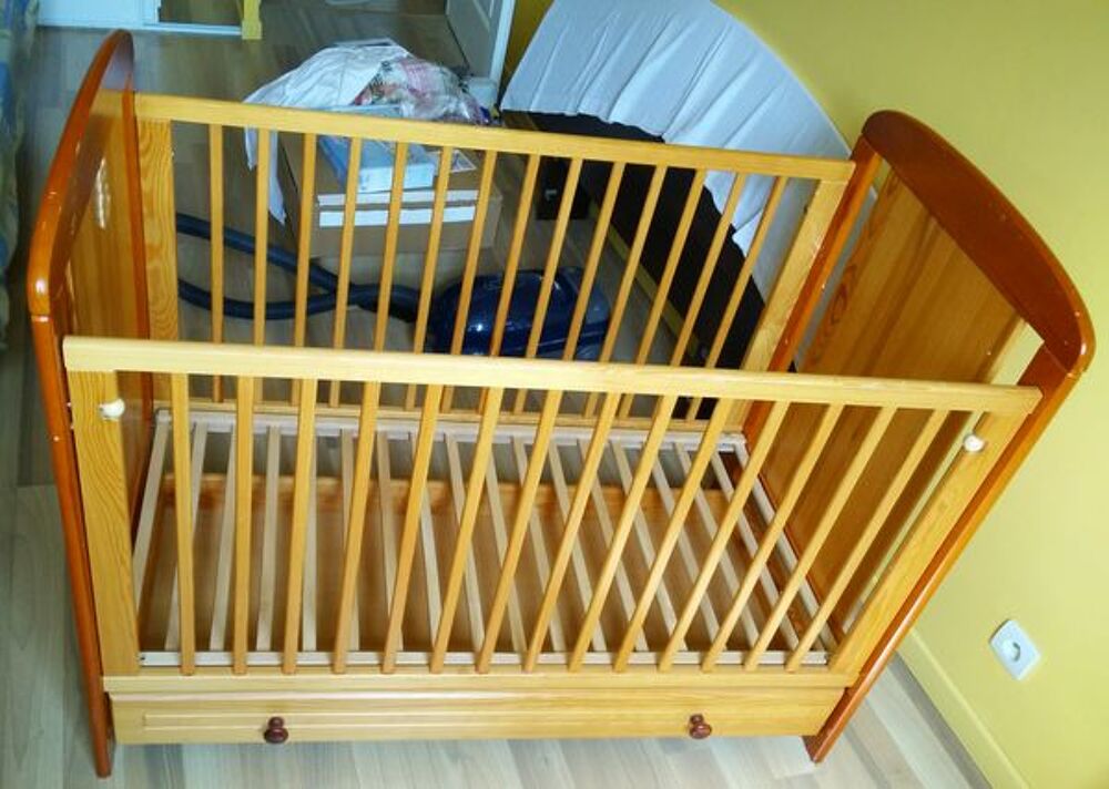 CHAMBRE b&eacute;b&eacute; en pin massif (marque VOBOIS) Mobilier enfants