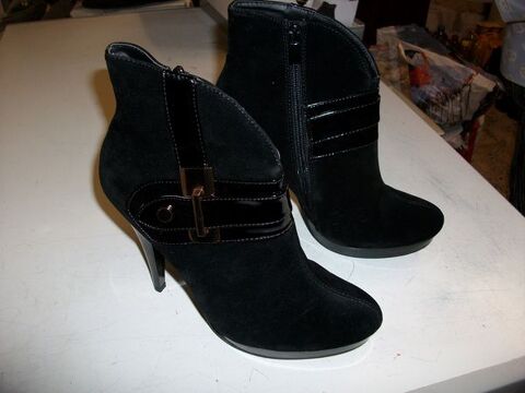 Bottines Noir à sangles décoratifs talons 13 cm pt 40 à 15 € 15 Bouxwiller (67)
