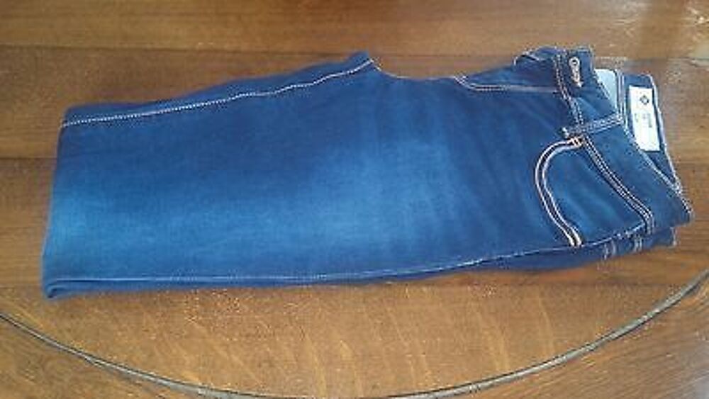 JEANS NEUF Vêtements