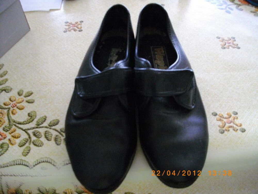 CHAUSSURES NOIRES A SCRATCH - POINTURE 36 Chaussures