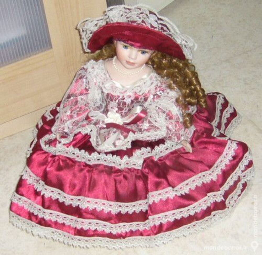 Poup&eacute;e en porcelaine pour d&eacute;coration Jeux / jouets