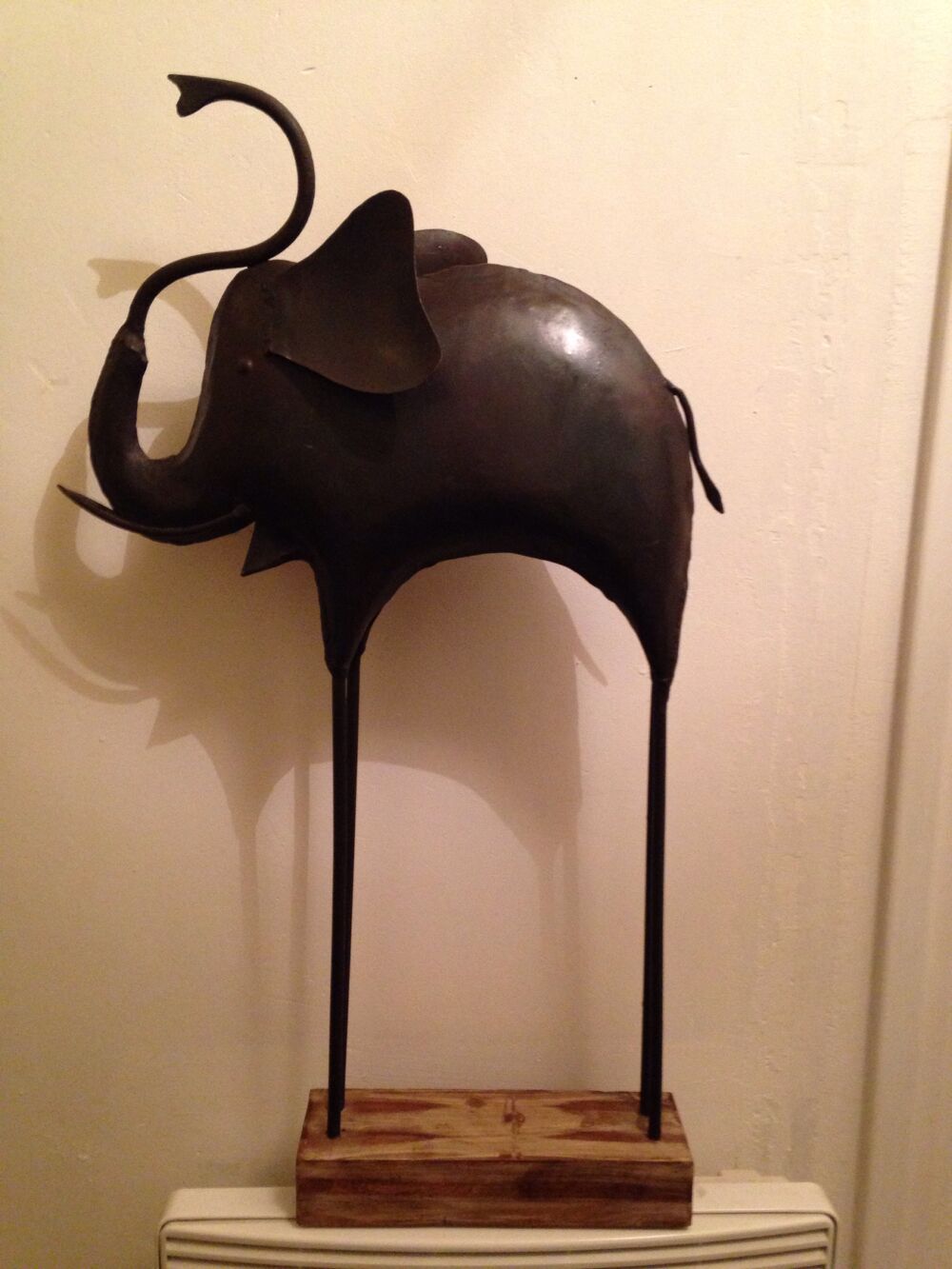 tr&egrave;s bel &eacute;l&eacute;phant d&eacute;coratif fer forg&eacute;, socle bois Décoration