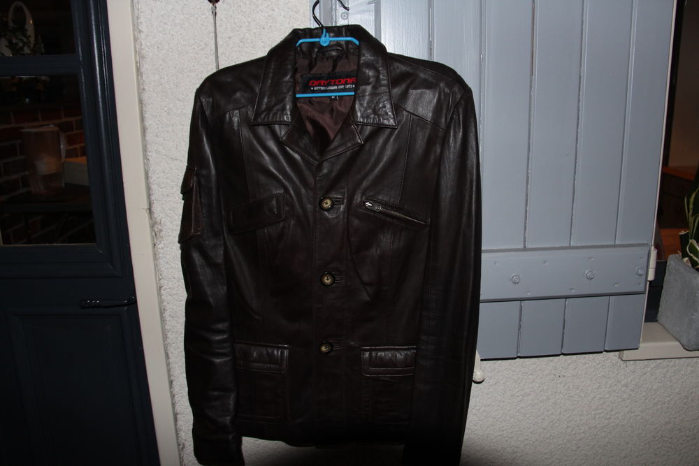 Blouson en cuir pour homme taille M
Vêtements
