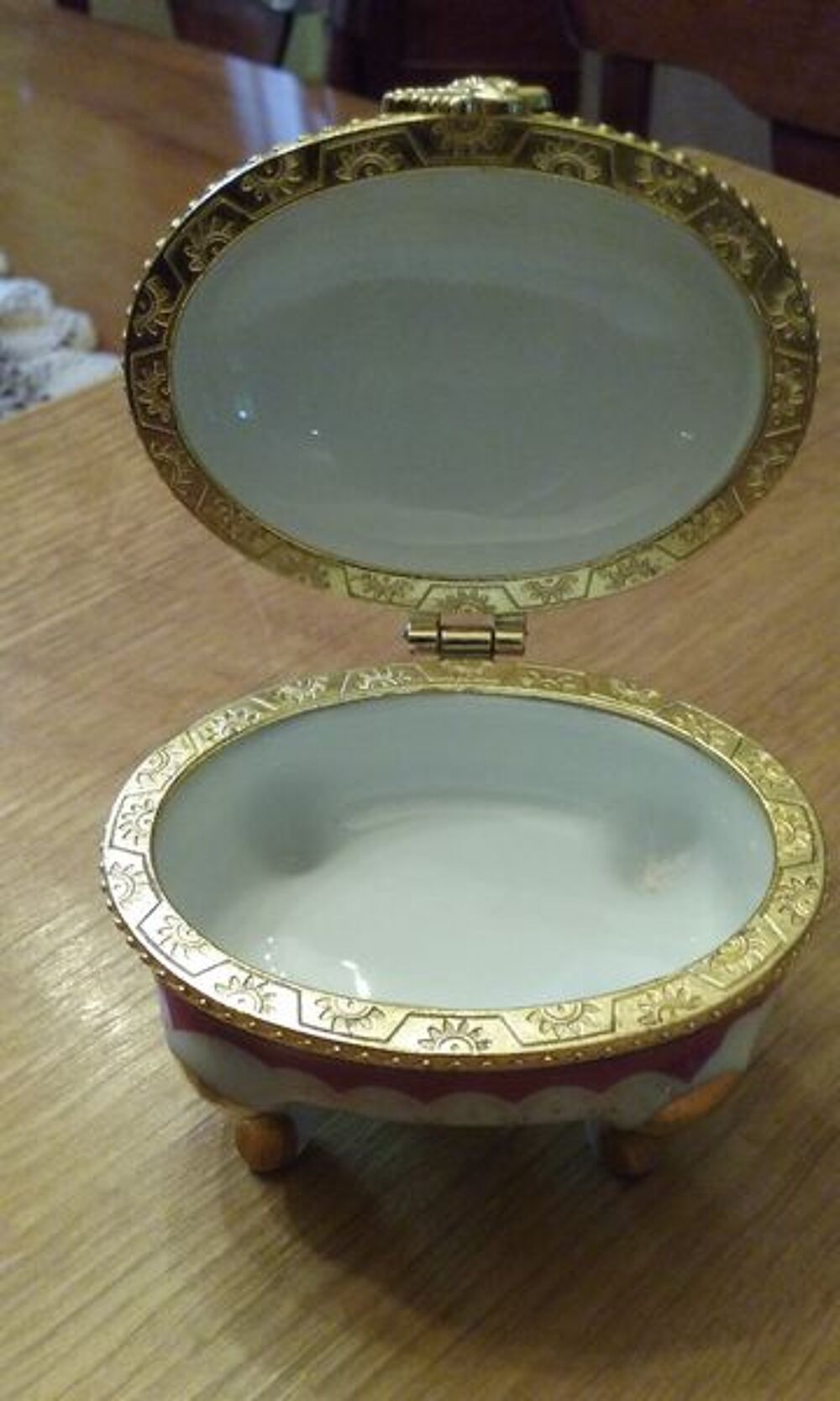 Petit coffret en porcelaine d&eacute;cor&eacute;e Décoration