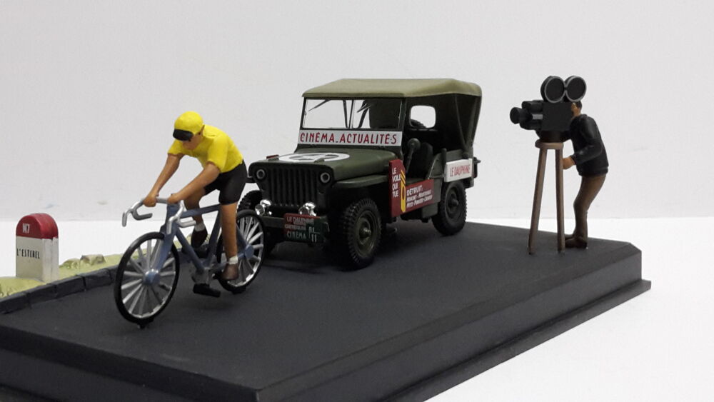 Jeep Willys + cycliste + cameraman 