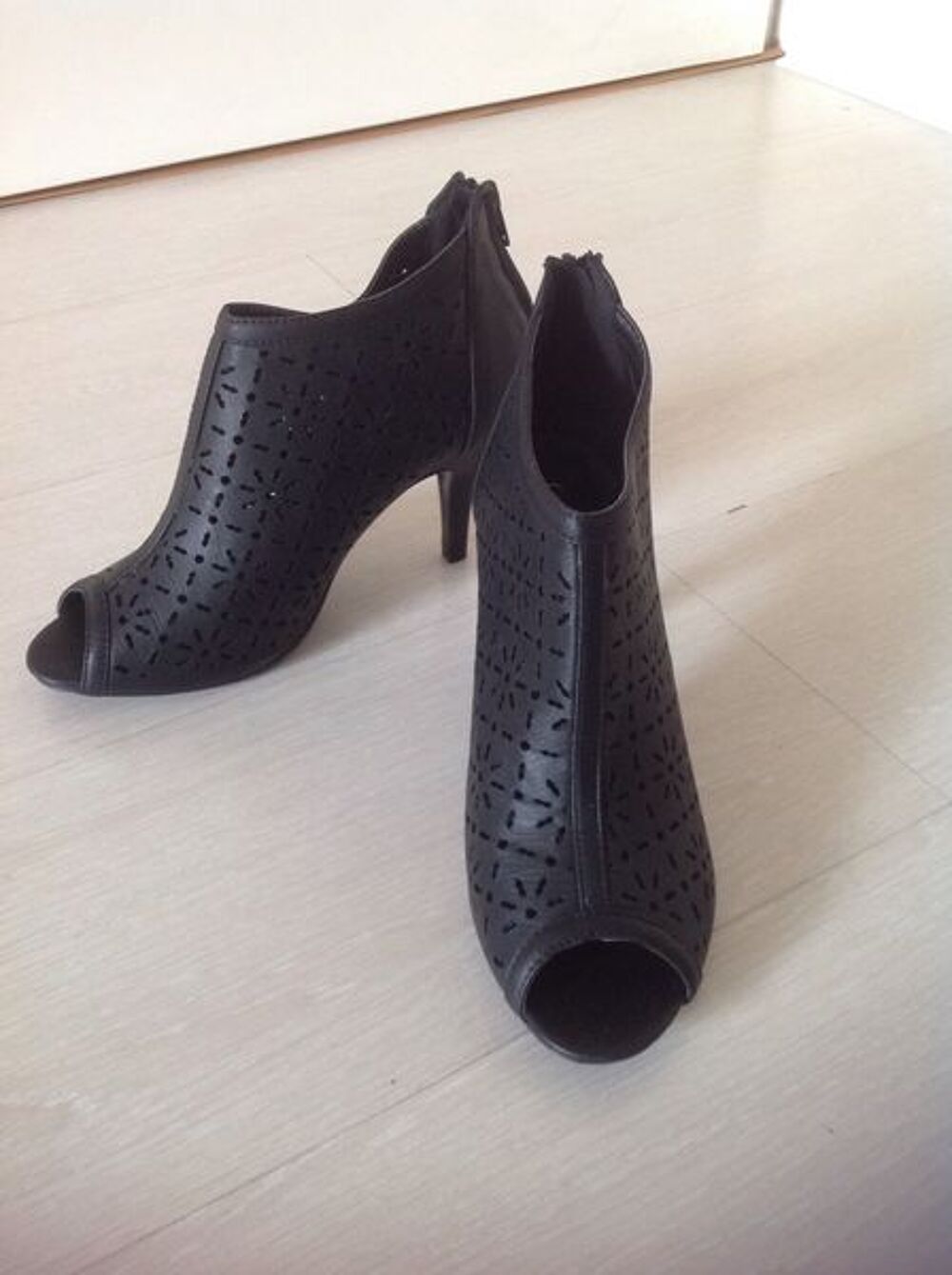 Sandales ajour&eacute;es noires &agrave; talons. Chaussures