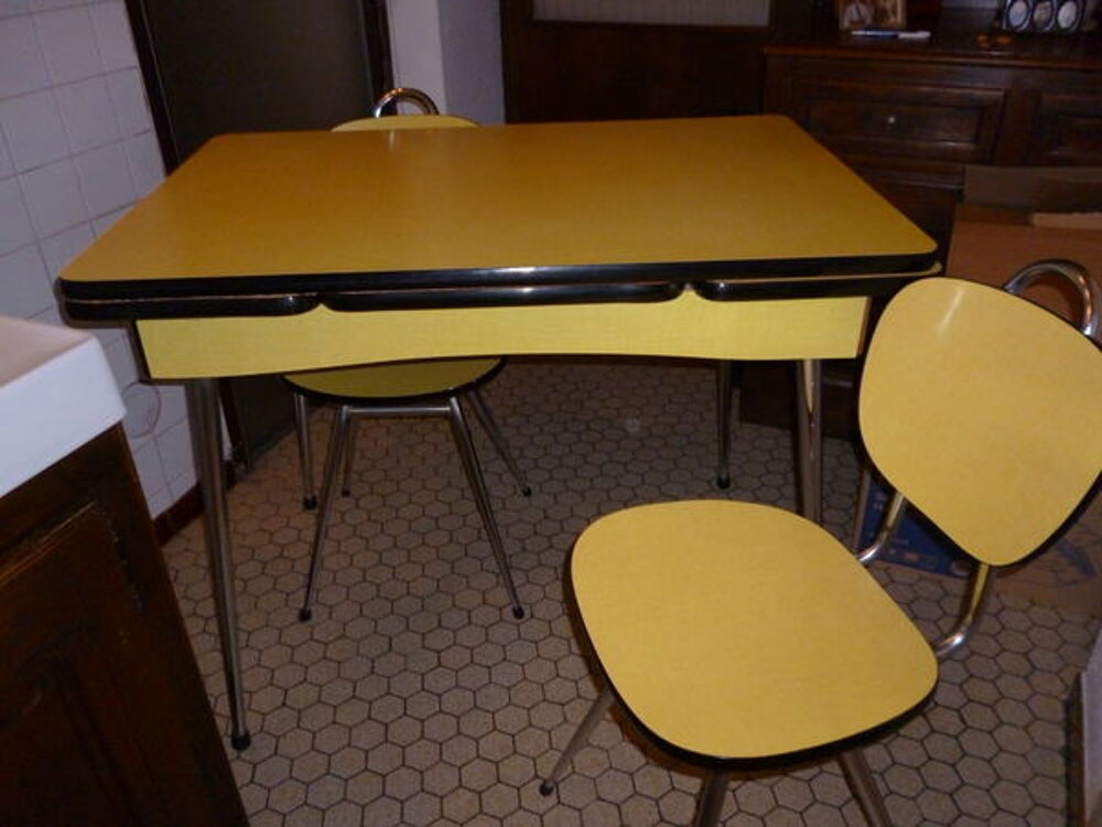 Table en formica jaune et les 4 chaises assorties Meubles
