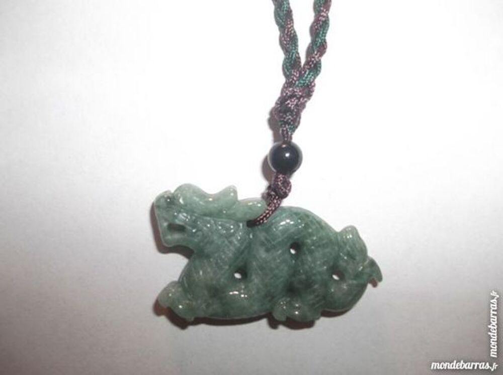Collier Dragon Chinois sculpt&eacute; (#2) en Jade Bijoux et montres