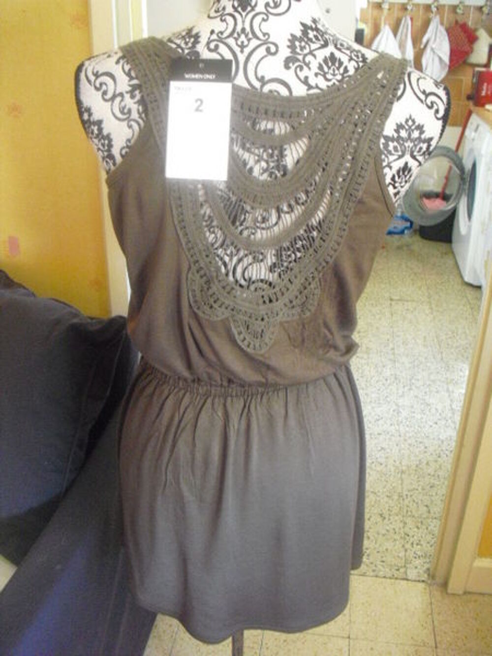 ROBE SANS MANCHES KAKI dos macram&eacute; NEUVE &eacute;tiquet&eacute;e taille 2 Vêtements