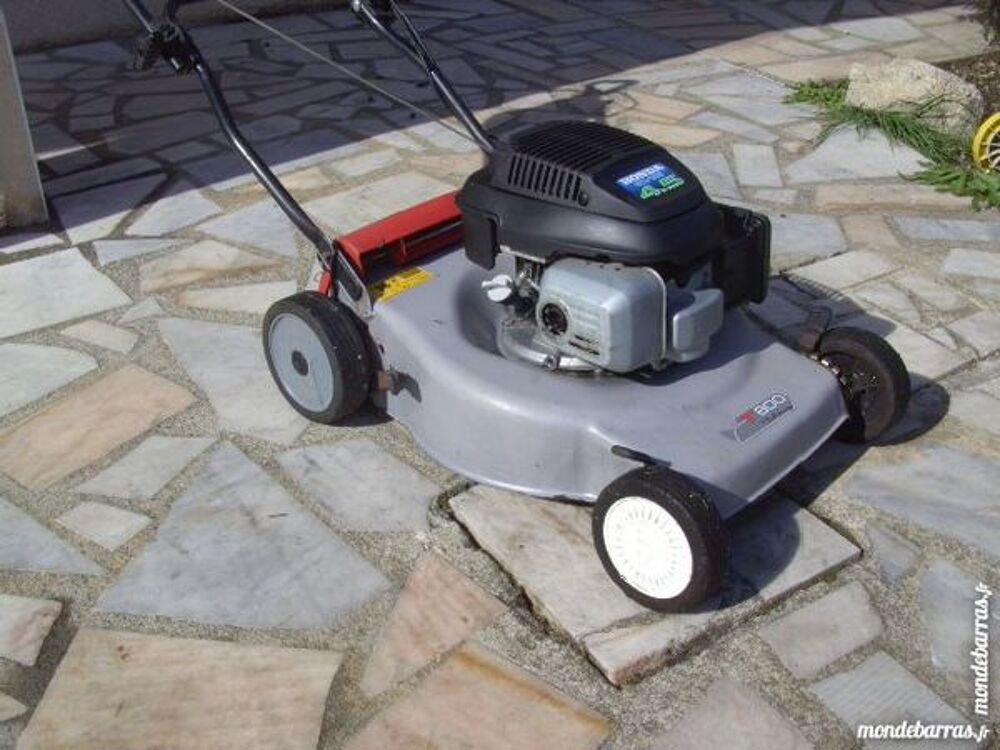 tondeuse tract&eacute;e moteur honda 4.5cv vidang&eacute; Jardin