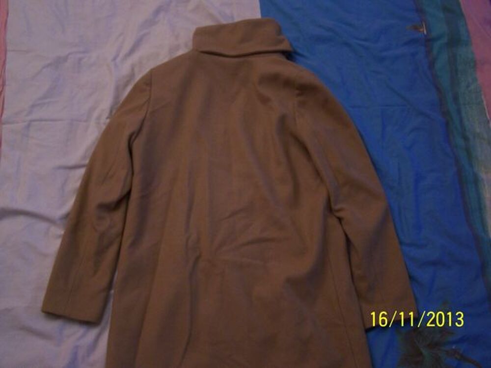 VESTE OU PETIT MANTEAU BENETTON NEUF TAILLE 44 Vêtements