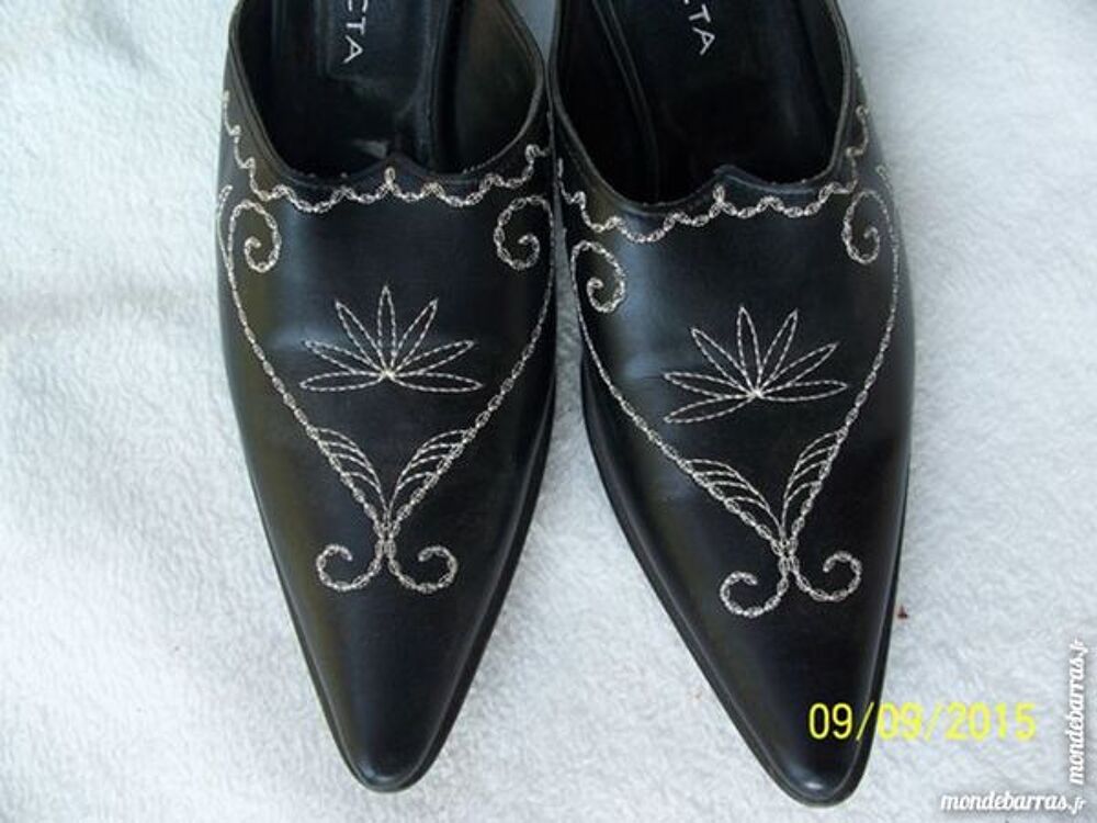 JOLIE PAIRE DE BABOUCHE QUASI NEUVE T 37 ANS Chaussures