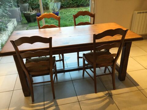 Table chane massif avec chaises 200 Maubec (38)