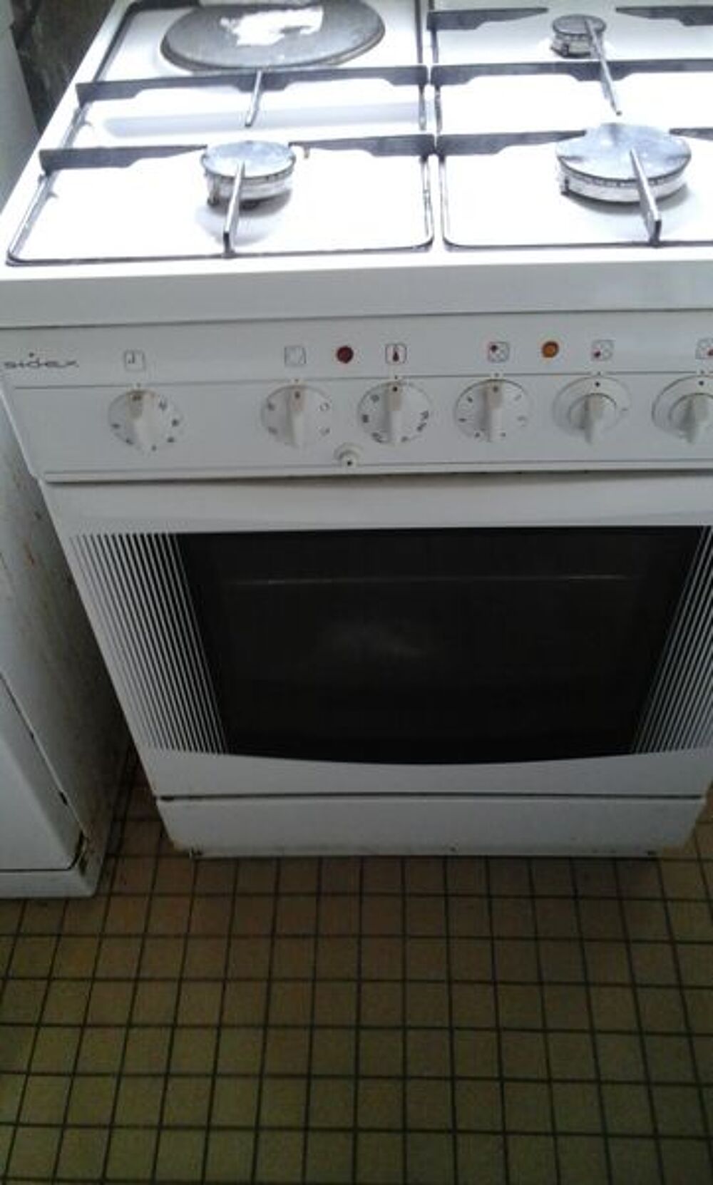 gazini&egrave;re 3feux gaz four gaz + une plaque &eacute;lectrique Electroménager