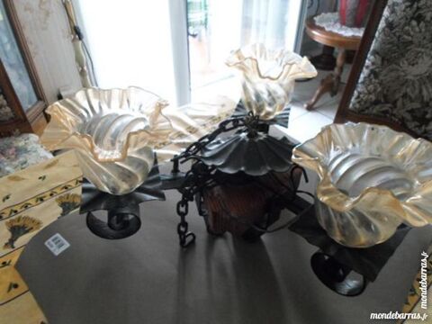 lustre 3 branches en fer forg� + tulipes en verre 45 Am�lie-les-Bains-Palalda (66)
