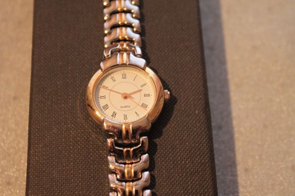 MONTRE CLASSIQUE FEMME, NEUVE, RAFFINEE Bijoux et montres
