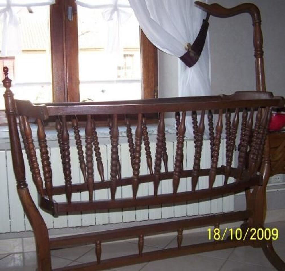 Jolie bercelonette ancienne Mobilier enfants