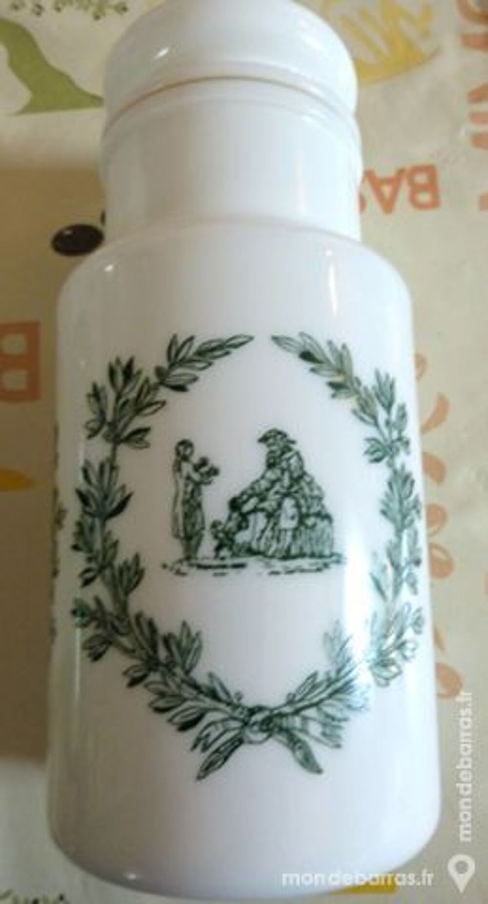 POT EN VERRE OPALE, couvercle herm&eacute;tique Décoration