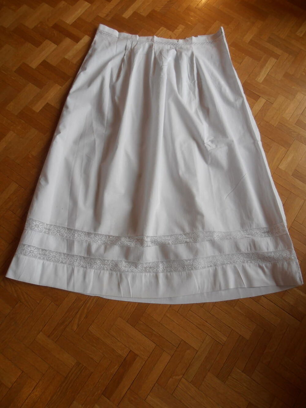 Jupon blanc ancien (80) Vêtements