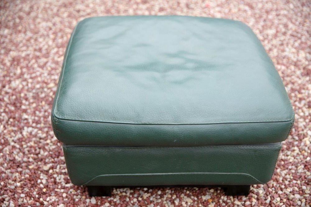 canap&eacute; cuir vert Roche Bobois et son pouf Meubles