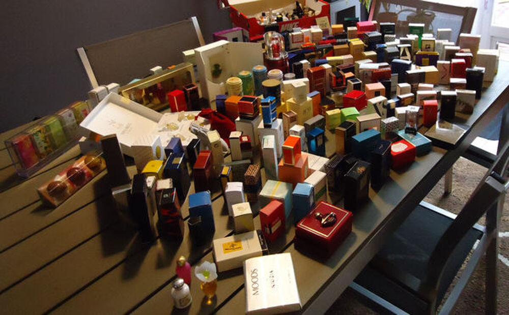 LOT DE 355 MINIATURES DE PARFUM 