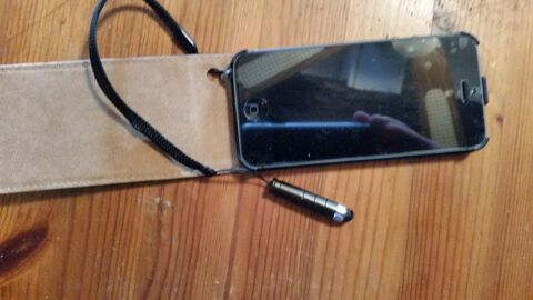 iphone 5 64Go noir + 2 tuis diffrents 250 Massais (79)