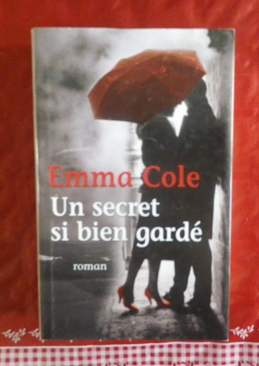UN SECRET SI BIEN GARDE d'Emma COLE France Loisirs Livres et BD